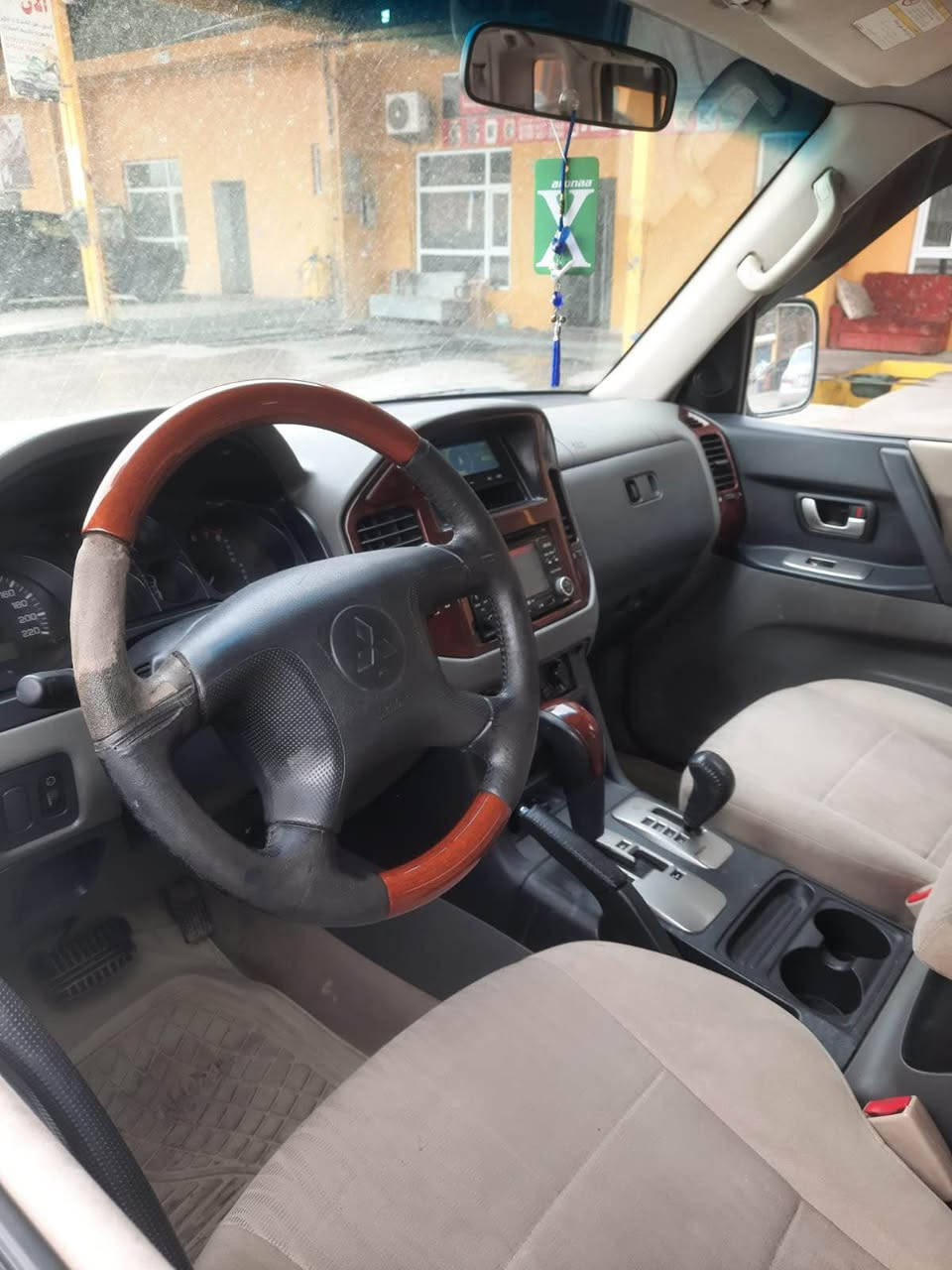 مستبوشي باجيرو 
٢٠٠٥ 
موصفات 
دبل اكسن 
سبع راكب 
محرك ٣٠٠٠
شرط تحويل 
غرامه ٢٠٠$
رقم تلفون 
***********
رقم صاحب سيار دهوك, العراق
