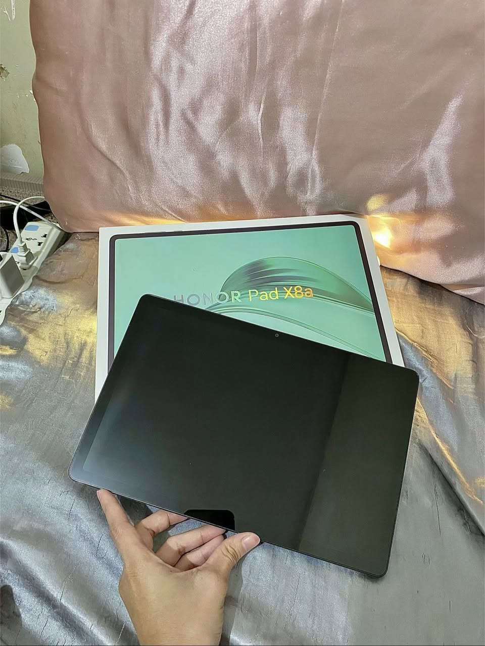 Honor pad x8a 
جديد ومستخدم فقط كم ساعه جبته لاختي ومقبلت تاخذه تريد لون وردي 
اذا ( ويا كفر جيلاتين اصلي وكفره 
الخاص +كيبورد + قلم جوكر خاص + كيبل شاحنه )
كل هالملحقات ب ٢٠٠ وذا وحده ١٨٠ السعر مابي مجاال ابداااا ايباد جديد ونضيف وكلش حلو 
+ اراوس ب ايباد وردي بس كون هم جديد للتواصل 

واتساب /*********** 💕💕
