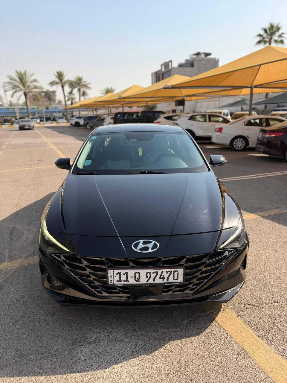 ✅ الموديل: Hyundai Elantra Limited Hybrid 2023
✅ المحرك: 1.6 لتر Smartstream Hybrid GDI

✅ القوة الإجمالية: 139 حصان

✅ ناقل الحركة: أوتوماتيك DCT من 6 سرعات

✅ نظام الدفع: أمامي (FWD)

✅ استهلاك وقود اقتصادي جداً يصل إلى حوالي 50 ميل/غالون (ما يعادل أكثر من 21 كم/لتر) حسب ظروف القيادة. (Kbb.com)

🔹 مواصفات Limited الأعلى تجهيزاً:

•  فتحة سقف بانورامية

• شاشة عدادات رقمية 10.25 إنش

• شاشة معلومات وترفيه 10.25 إنش مع الملاحة• Apple CarPlay و Android Auto

• نظام صوتي BOSE فاخر• شاحن لاسلكي للهاتف

• مقاعد جلد فاخرة

• مقاعد أمامية مدفأة ومبرّدة

• مقعد السائق كهربائي مع حفظ الذاكرة

• فتحة سقف (Sunroof)

• تشغيل بصمة ودخول ذكي

• إضاءة داخلية Ambient Lighting

• كاميرا خلفية وحساسات اصطفاف

• مثبت سرعة ذكي (Smart Cruise Control)

• نظام المحافظة على المسار

• نظام مراقبة النقطة العمياء

• نظام التحذير من الاصطدام الأمامي والكبح التلقائي

• حساسات وأحدث أنظمة السلامة من هيونداي. (Kbb.com)

📏 المواصفات الفنية:

• سعة خزان الوقود: 11 غالون

• سعة صندوق الأمتعة: 14.2 قدم³

• جنوط ألمنيوم 17 إنش

• 5 مقاعد رحبة ومريحة• تصميم رياضي عصري مع خطوط هجومية مميزة.

• السـعر:165$
• ماشية 32 الف كم يعني جديدة

(للجادين فقط الأتصال7727309719)
