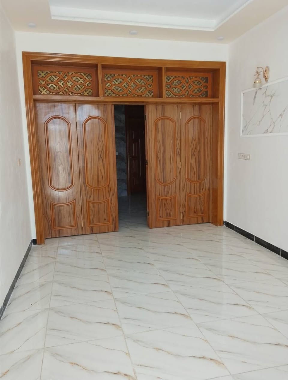 بيت للبيع في حي الوفاء ١٠٠متر على ساحه قوس الهنديه طابقين بناء حديث درجه اولى كونكريت مسلح يحتوي على ثلاث غرف نوم واستقبال وصالتين ومطبخ وحمام عدد ٣ السعر ١٥٠مليون قابل للتفاوض بعد المعاينه للإستفسار والتوضيح الإتصال على الأرقام التاليه ***********
***********
***********
مكتب ابو علي التميمي للعقار في حي الوفاء بداية شارع المركز القديم على جهة دور الهنديه
