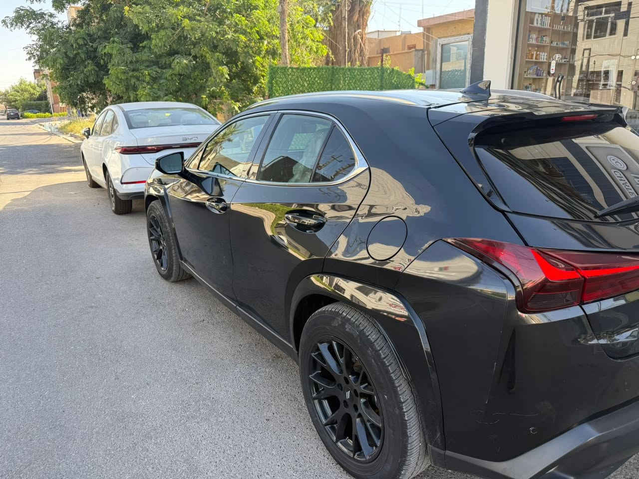 لكزس ux250h موديل 2023 هايبرد رقم بغداد
فول مواصفات رادار امامي وخلفي.داخل ابيض .
كشنات كهرباء تدفئه تبريد . فتحه .هواي مواصفات بيه بعد
سياره جديده مابيه كل نقص صدر جديد تخم تاير جديد
ماشيه 40 كيلو.. ضرر بنيد فقط وبارد بل جاملغ خلفي 
بدون ايرباك سياره نظيفه كلش بحالة زيرو 
العنوان المنصور الداودي *********** 
السعر 20 الف يعني شدتين  رقم بغداد بأسمي
