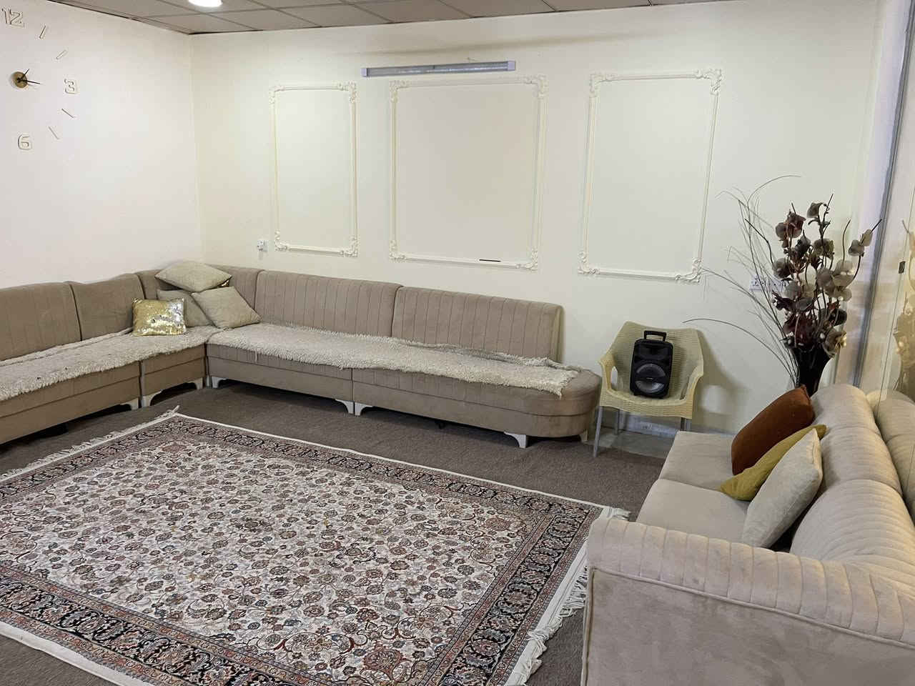 السلام عليكم للبيع بيت 200 متر  طابقين
رابرين شارع ملتي مول  غرفتين نوم  صاله وهول ومطبخ  حار وبارد   الطابق الأرض
مؤثث  السعر 10 شدات  ***********
