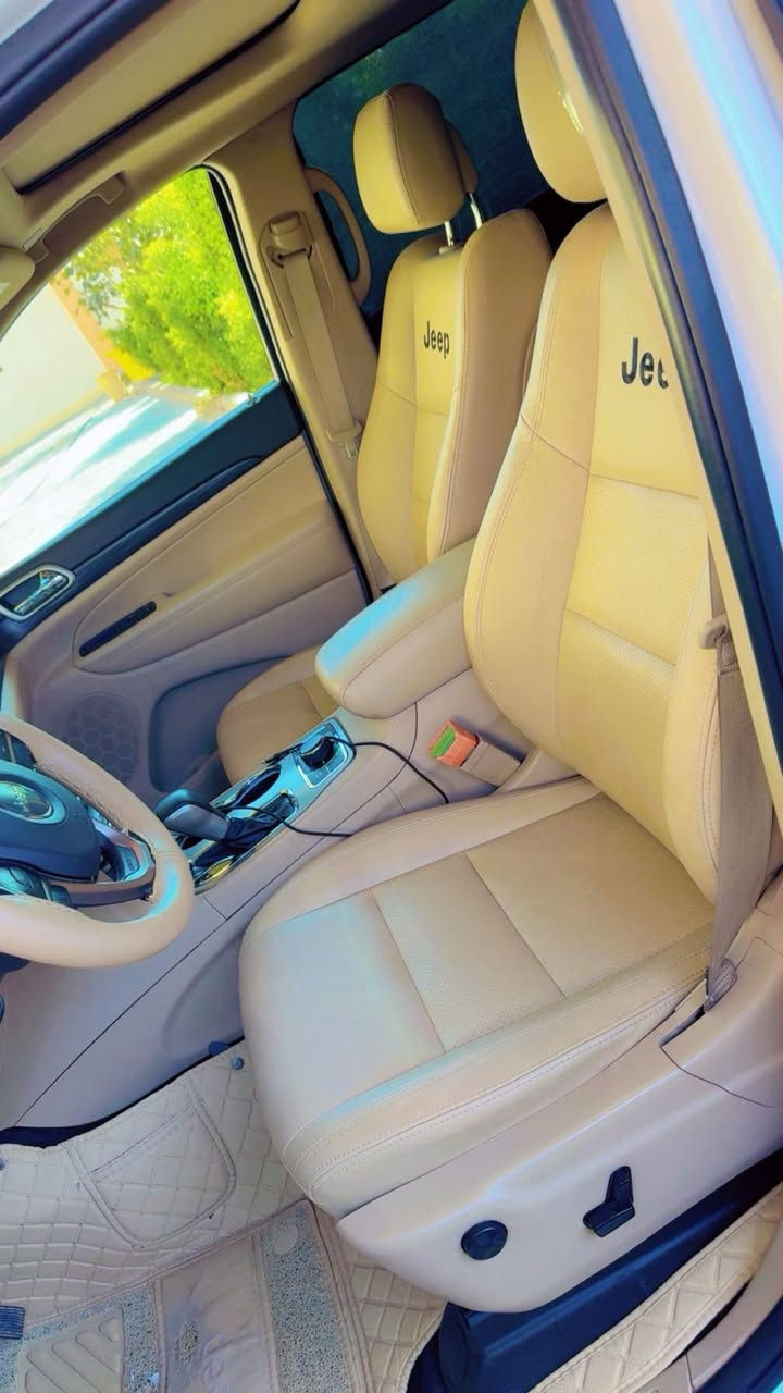 جيب لاريدو 2019 خليجي ماشيه 80 السياره جديده جدا وبدون ملاحضه موصفات فتحه كشن جلد وكهرباء رادار جانبي رادار خلفي وتوقف ذاتي السعر 250 ورقه وبي مجال للاستفسار ***********
