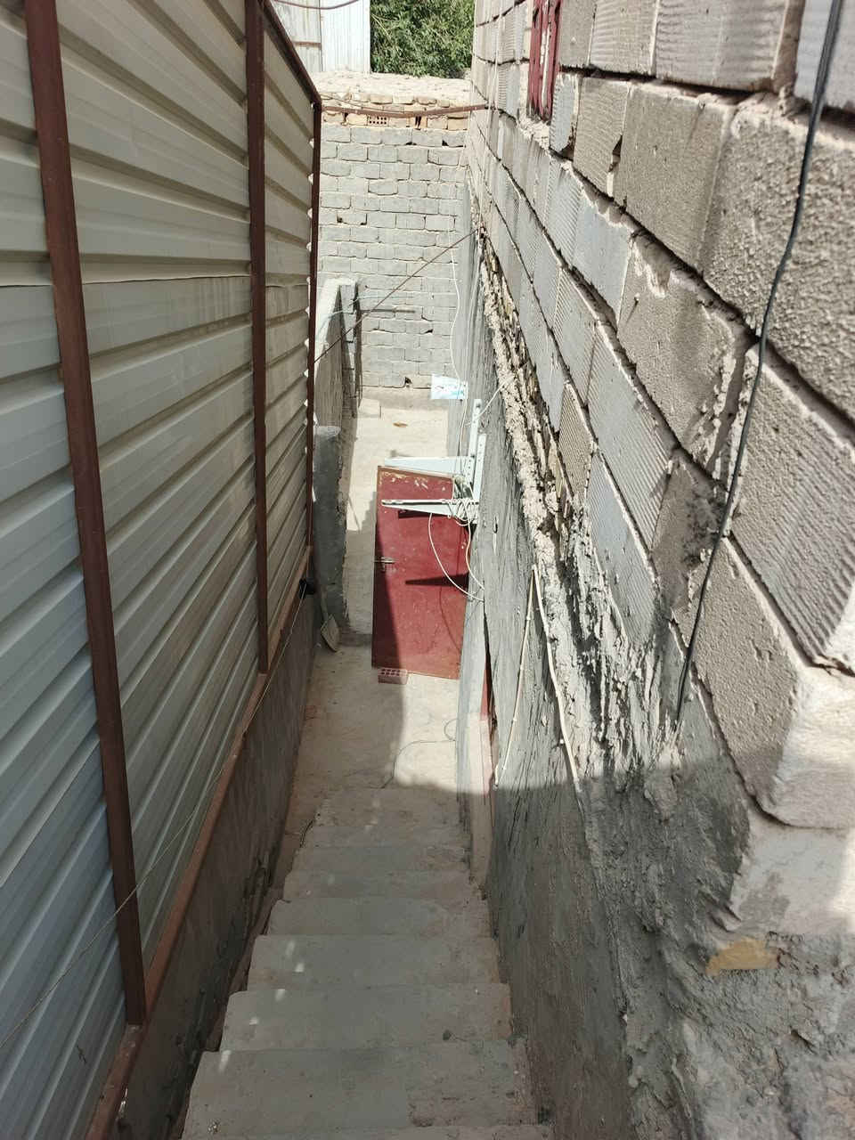 بيت مشتمل   لبيع موقع الحله ابو خستاوي بنص المنطقه قريب عله شارع ياحسين 
نت ضوئي ✅
مولد ذهبي✅
ماي 💦اساله قوي ✅
ناس واجوارين ذهب ✅
البيت طابقين الجوه غرفه واصاله وامطبخ صحيات  وطارمه صغيره البيت كامل مكمل سقوف ثانوي وابرسلين  طابق الثاني غرفه وصاله مثل ماموضح بل الصور البيت اصلاح زراعي موفوض بل تطويب والبلديه منطيه بيه قصاصه تطويب السعر 15وابيه مجال
تواصل***********
