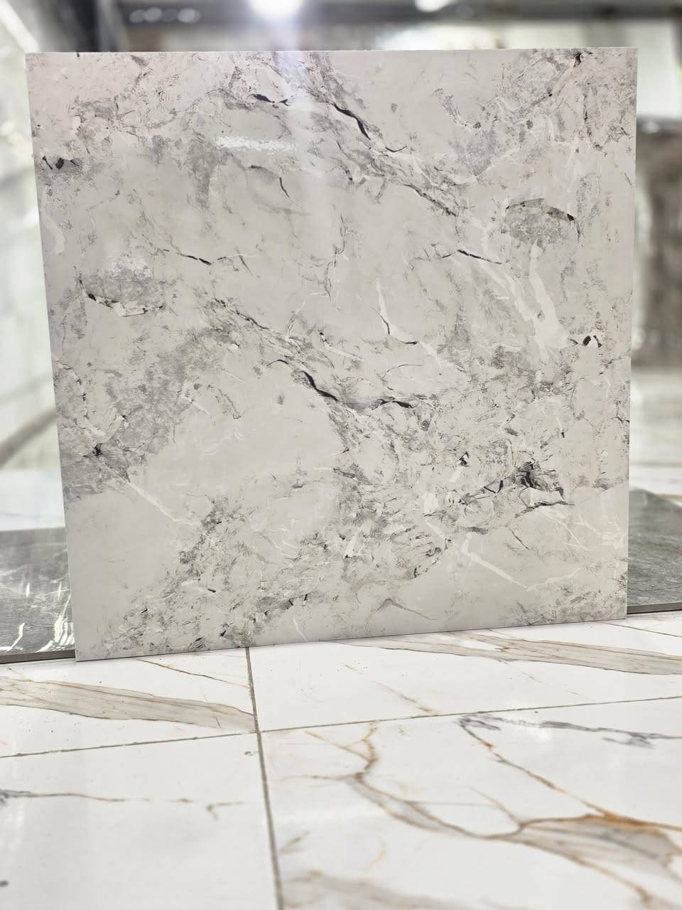 بفضل الله تعالى يتوفر جميع انواع السراميك بانسب الأسعار مكان الصويره تقاطع حي زهراء توزيع جمله مفرد عروض إلى نهايه رمضان سارعو الحجز ***********
