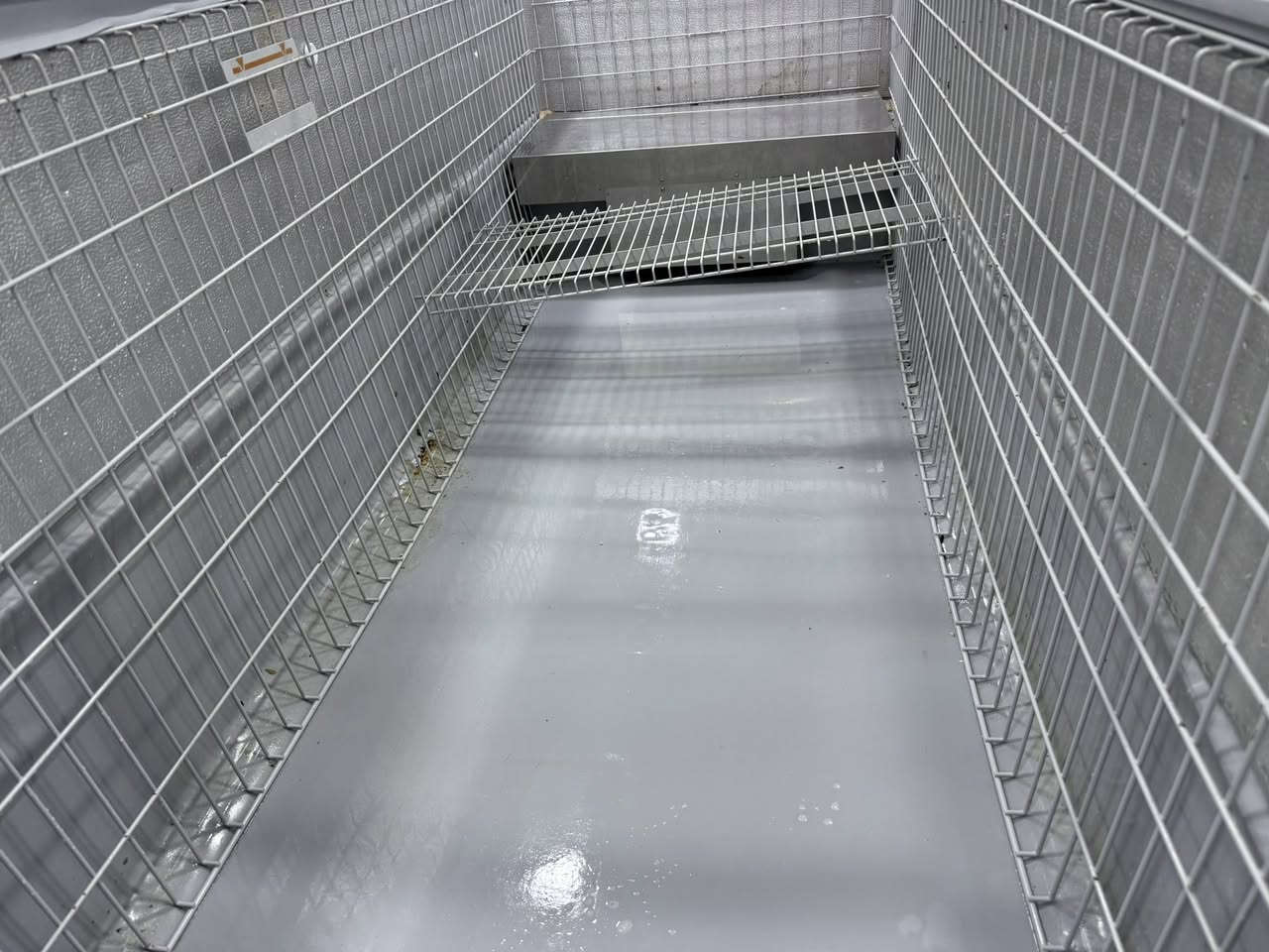 السلام عليكم
للبيع مجمده 280 سم AHT باله الماني اصليه 
                             سعر 1100 $
مكاني نجف
للاستفسار ***********
