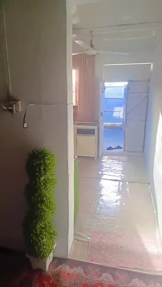 بيت ميت متر يتكون من غرفة وصالة ومطبخ منطقة حي الجوادين قرب مدرسة القلم***********
