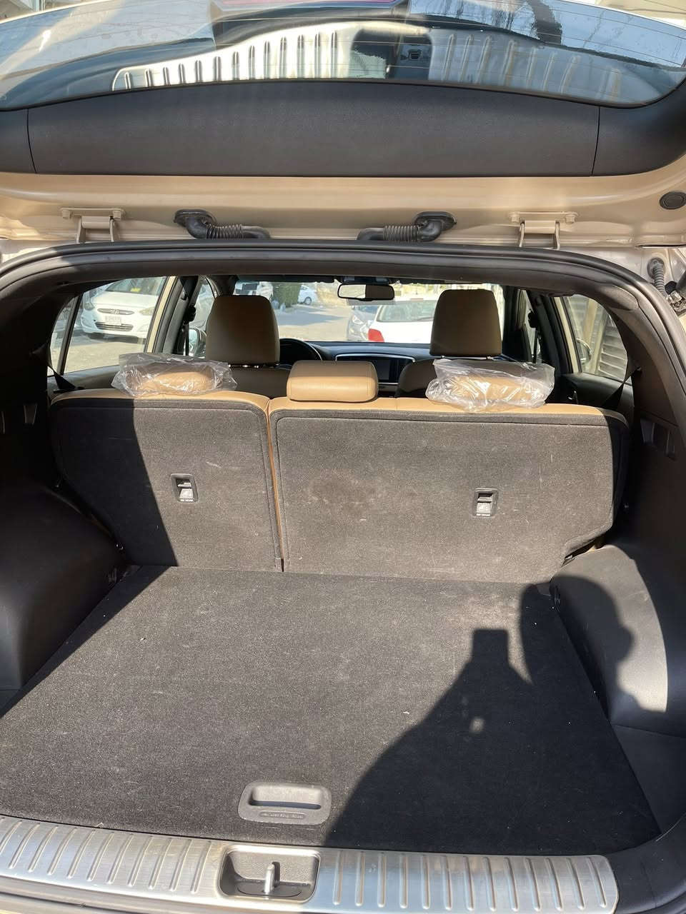 السلام عليكم
سبورتج جي تي لاين خليجي موديل 2020 
استلام المجموعه العراقيه الدوليه والرقم بغداد الدولي الجديد باسمي  
كير ومحرك مكفول 

السيارة (( بيها صبغ نص باب السائق والخلفيه تبديل + صبغ 

والجاملغ الخلفي كلير  ))   موضحة بالصور 

فول مواصفات 1/1 لمتد 

المواصفات :

 🛑بانوراما

محرك 2000 دوش 

 🛑بصمة

 🛑هاند بريك بصمة 

 🛑شاشة نفكيشن

 🛑تحكمات ستيرن

 🛑جنطة بصمة

 🛑كشنات جلد

 🛑حساس امامي خلفي

 🛑كامرة دوارة

 🛑كراسي كهرباء

 🛑 لايت لد

 وباقي المواصفات المعروفة بهذه الفئة 

ماشية  126 الف 

السعر : (188$) 

مكاني بغداد / الوزيريه  
الاتصال على الرقم 

***********
