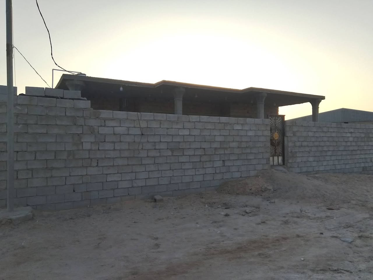 سلام عليكم بيت 300 وقطعه 300 زراعي البيع العنوان البصره سفان طرق المقبره قرفتين وصاله وموزع ومطبخ حار وبار وديوان وحوش جبير البيت صب مثل ما موضح بل تصوير بعد عن الشارع 100متر كهرباء  نت ضوي بوري الماي يبعد 💯الاتصال ‏‪0786 818 5392‬‏
