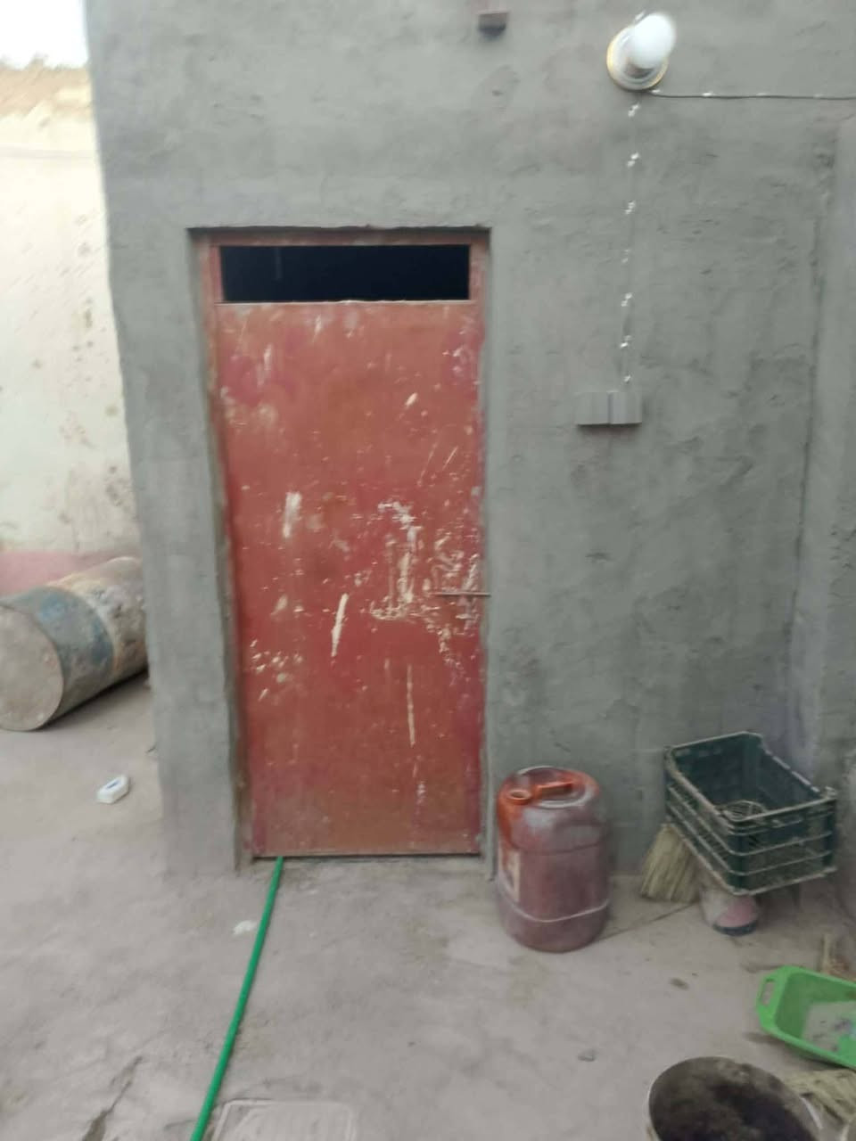 بيت للبيع مساحه100 يتكون من غرفتين واثنين تخاريج ومطبخ ومساحه حوش البيت يقع البيت 17 تموز حي الصدر الثالث الكوفه ، 22 وبي مجال
للاستفسار الاتصال على الرقم التالي ،***********
