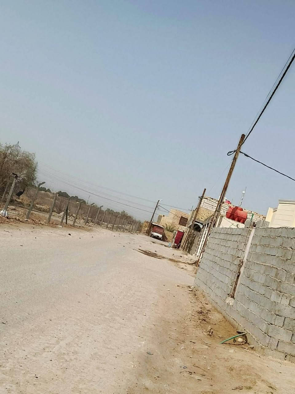 السلام عليكم
الدار للبيع زراااعي سند 25
ماء كهرباء بالباب يصلح محلات موقع تجاري 
مساحه 300متر 

نزل 27*11

يحتوي ع غرفتين نوم 

صاله مطبخ 

صحيات خارجيه

حمام داخلي

ع الشارع العام مباشر خلف عمارات الزيتون مباشر يبعد عن العمارات عن العمارات 500متر 

***********ابو عباس
