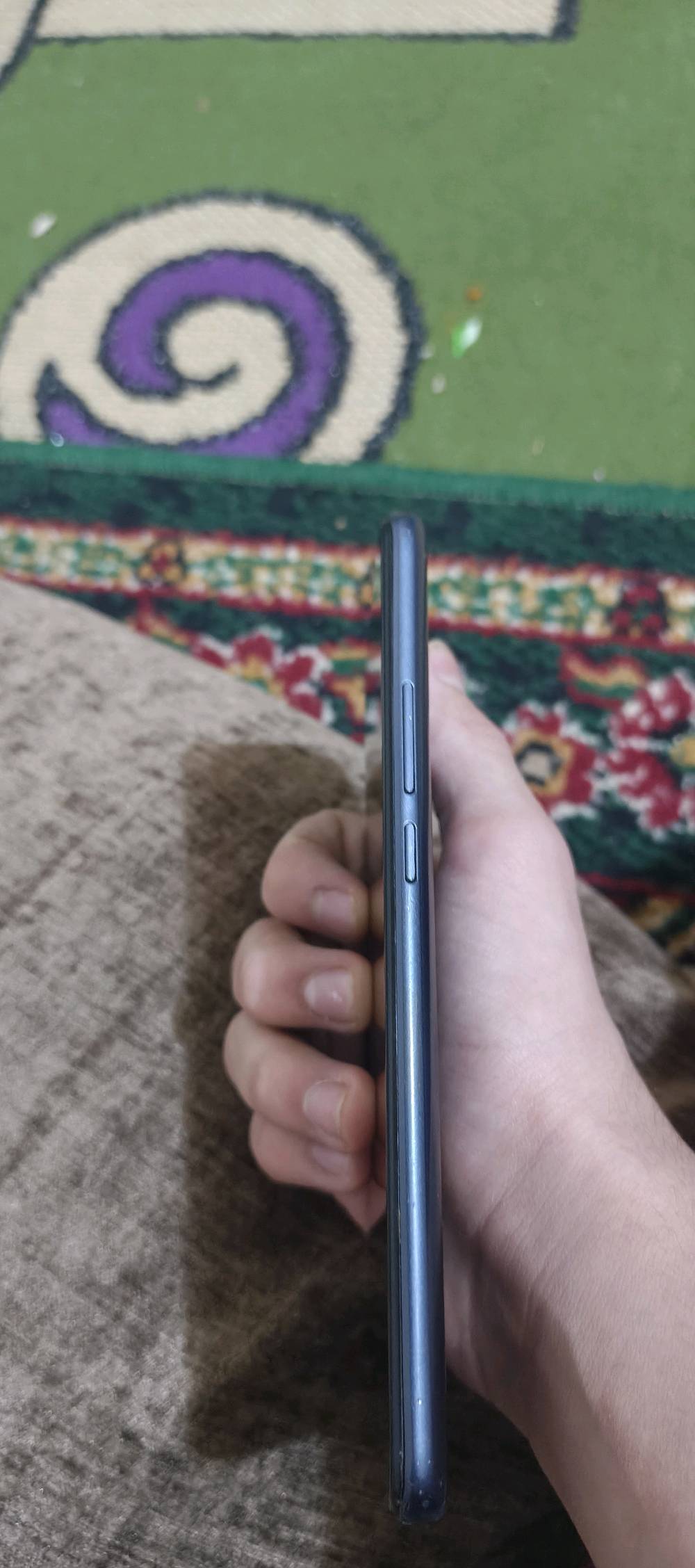 للبيع أو المراوسة: هاتف Redmi 9. الجهاز مستعمل بحالة جيدة، شاشته مقاس 6.53 بوصة تقريباً. توجد بعض الخدوش البسيطة في الشاشة، لكنها لا تؤثر على اللمس أو الأداء الداخلي أبداً. الظهر بحالة جيدة جداً مع ملامح بسيطة للاستعمال. السعر عند الاتفاق، ومستعد للمراوسة بأي عرض مناسب. للتواصل، يرجى إرسال رسالة."
حبيبي هذا Redmi 9 بأي نسخة بالضبط: 3/32 لو 4/64؟: 
النسخة الثالثة: 128 جيجابايت مساحة تخزين مع 6 جيجابايت
شكد عمر الجهاز؟ وبي أي صيانة أو تبديل سابق مثل بطارية أو شاشة أو مدخل الشحن؟: 
غيه تبديل شاشة فقط
البطارية شلونها هسه، تصمد زين لو بيها ضعف؟ وكل الوظائف شغالة طبيعي مثل الكامرة، السماعة، المايك والواي فاي؟: 
نعم كل شيء شغال وبشكل جميل 
الجهاز ويا الشاحن/الكرتون/العلبة لو بس الموبايل؟: 
فقط الهاتف 
وين موقعك بالعراق حتى إذا واحد يريد يشتري يگدر يستلم إيد بإيد؟: 
اناصرية في الصالحية