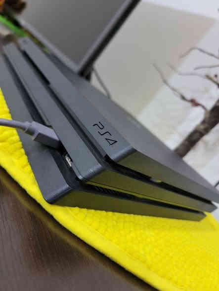 PS4 PRO شباب ريجن ون ون ركز اول مانزل خذته وضامه محتفظ بي ومابي اييي صوت ذره صوت ماكو 
الملحقات/ جوستكات ٣ ثنين اصليات وثالثه تجارية 
واقراص/ gta وسبايدرمان وانشارتد 
تاخذه تترحملي عليه لاحماوه لاصوت متكامل 
مكاني حله ابي غرق للبيع ٣٧٥ وبي مجال بسيط
رقمي ***********
