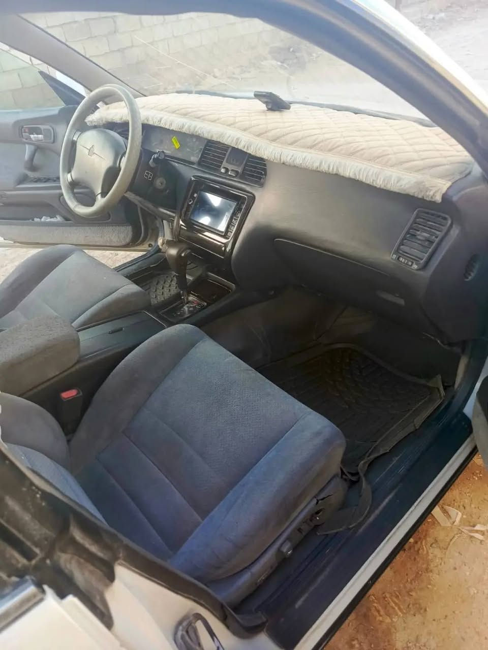 السلام عليكم اخوان سيارة بطة للبيع موديل 1993 رقم ديالى بسمي مشروع وطني لون ابيض لؤلؤي جام خضراوي طبي منفصل داخل رصاصي مكفولة من كص ونقل جثة وضربة قوية تخم تاير جديد كهربائيات شغالة مكينة 3000 جديدة وكير جديد سبير ما نازل مكاني بغداد المعامل حدادية 80/100.  السعر 60 وبيهة مجال   لاتصال ابو منتظر ***********.   منتضر ***********
