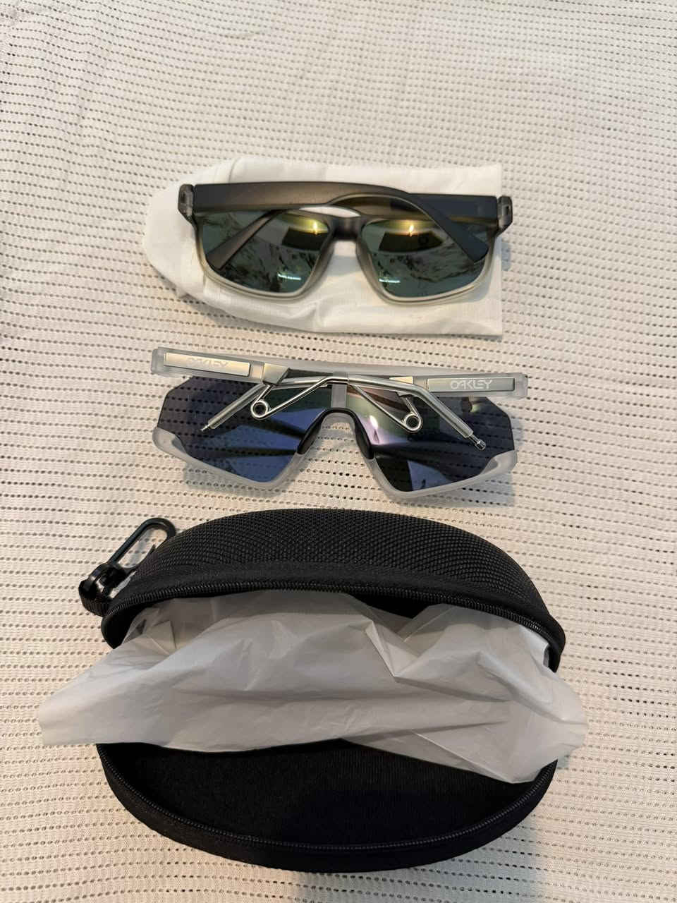 سلام عليكم سماعات بلوتوث أصلية السعر 45,000 ‏وأيضا النظارات الأصلية بسعر 30,000  /***********
