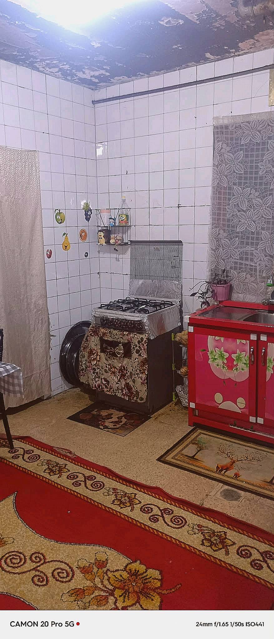 السلام عليكم شقة للبيع في المحمودية مجمع القادسية ارضي عمارة ١٨٥ شقة رقم ٦ تحتوي على غرفتين نوم و صالة و مطبخ و صحياتمنفصلة و بيها حديقة بسعر ٤٥ قابل للتفاوض 