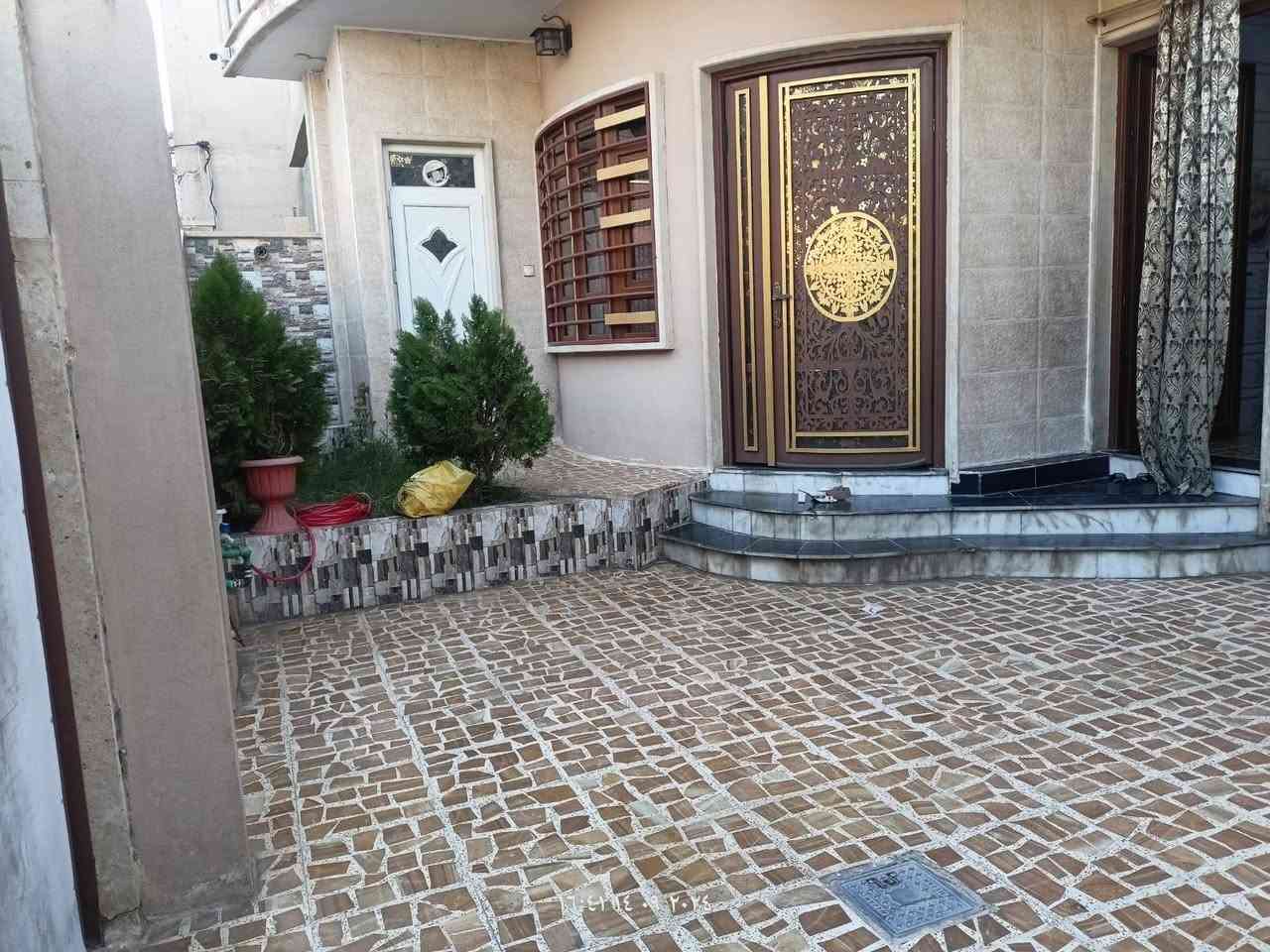 عقارات البناء الملكي...***********
للبيع...للبيع 
دار سكني. طابق واحد شروق تام جيد جدا  حي الصديق قرب الشارع المشجر  مساحه 200 متر واجه 10 متر شارع عرض 8 متر
2 غرفة نوم..هول..استقبال..مطبخ حار وبارد.. صحيات..بيتونه كبيره ...... السعر 270 مليون
