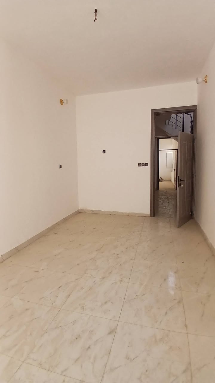على بركه الله بيت للبيع دوانم المعمل مساحه ١٢٥متر طابق واحد يتكون ٢غرف نوم قرب الساتر السعر ٤٥مليون قفل للاستفسار الاتصال على الرقم التالي 
*********** او زياره مكتب زمزم @
