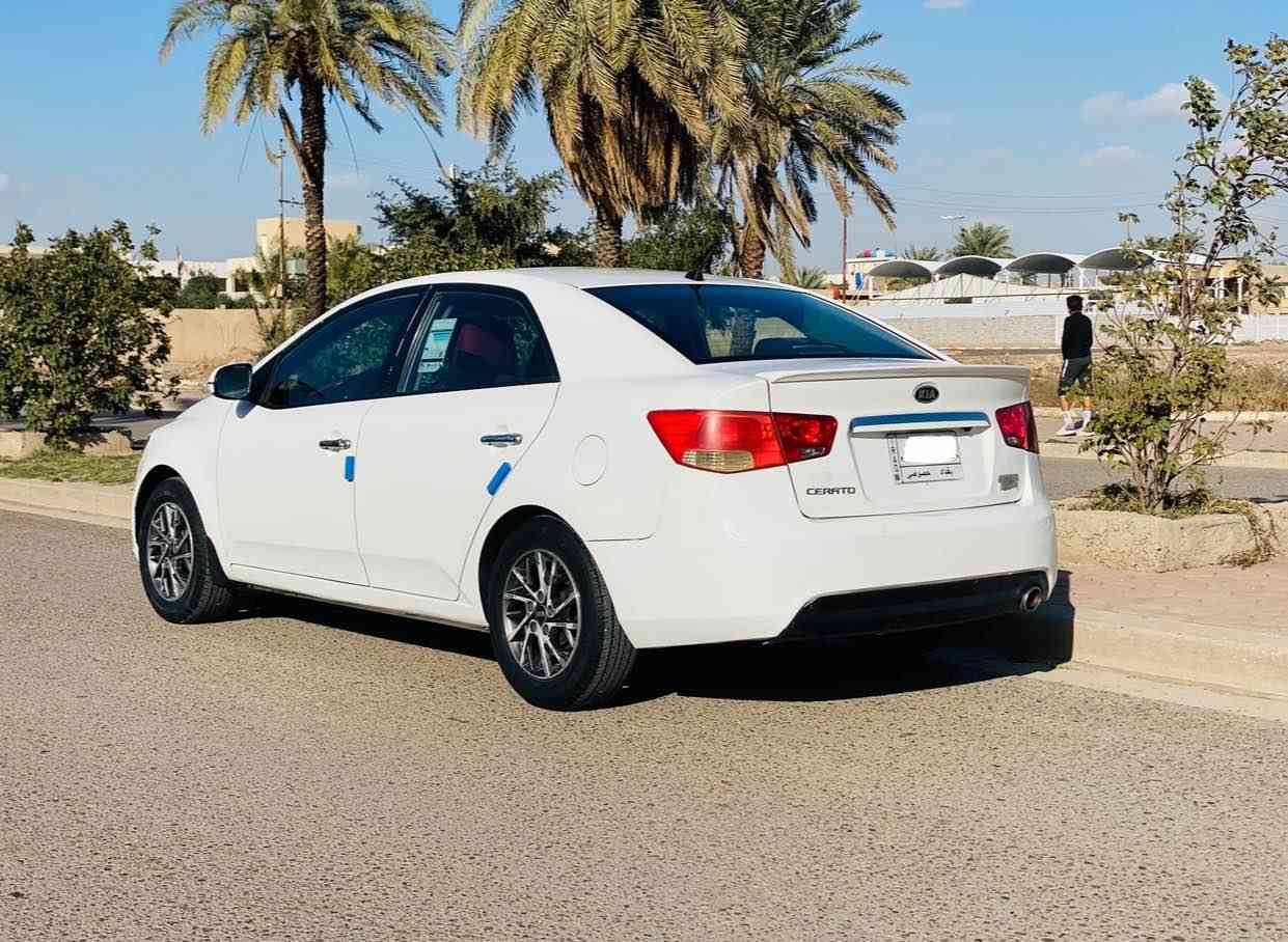 سيراتو 2012 خليجي 
محرك 1600 دوش
كير 6 نمر 
ماشيه 148 حقيقي 
شاشة وكامرا 
تحكمات استيرن
اشاير بلمري 
السياره بيهه قطع صبغ اثر طخطخات  صار الهه عندي 3 سنوات  بائسمي تحويل مباشر سياره احلى من الصور مكان السياره بغداد السعر 100 وبيهه مجال بسيط جدا للستفسار *********** بغداد, العراق
