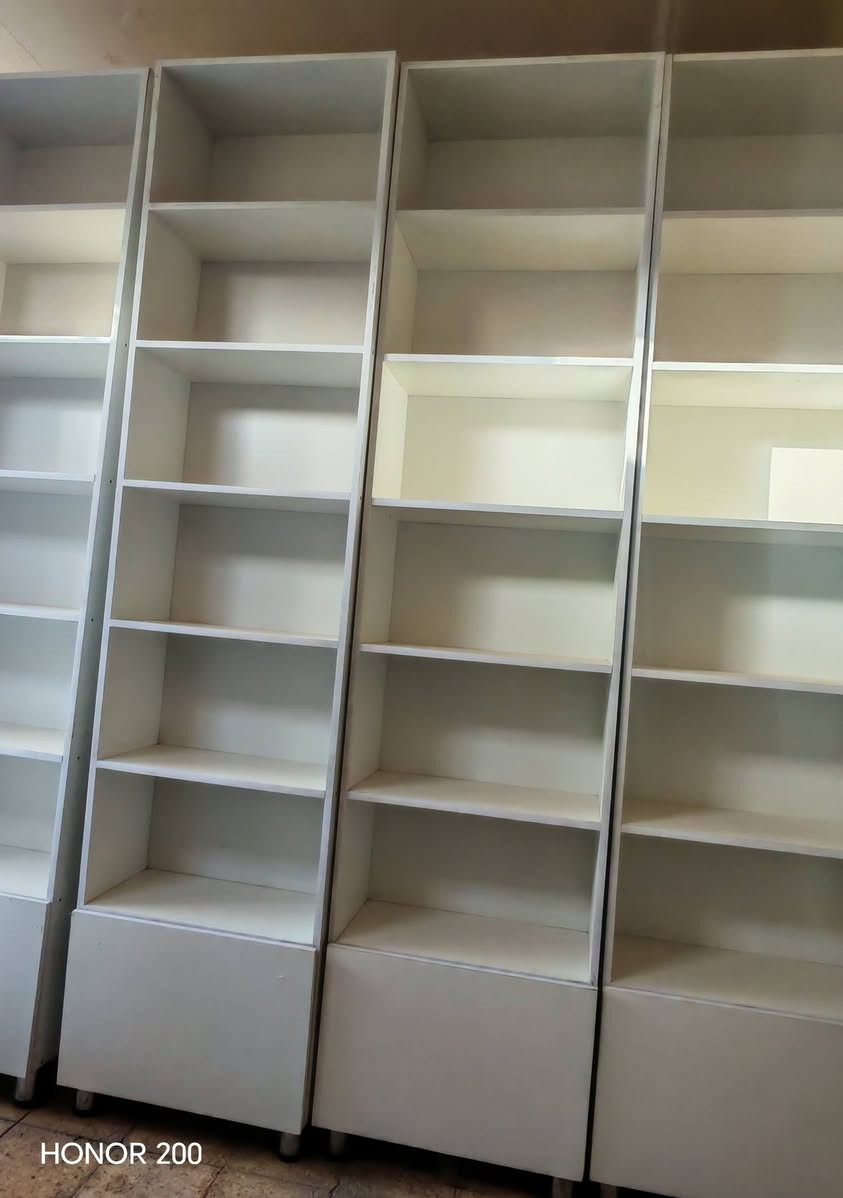 السلام عليكم 
عندي فاترينات وميز ضوئي للبيع جديد ممستخدمه ابد فصلناها وخرب المشروع وداعرضها للبيع
تفاصيلها الفاترينات عدد ٨ كل وحده بيها ٧ رفوف عمق الرف 30سم الرف السفلي بيه باب، وميز امامي ضوئي العرض 2.60 متر. خشبها نوعيه ممتازه
  للتفاصيل اكثر الاتصال بالرقم ***********
