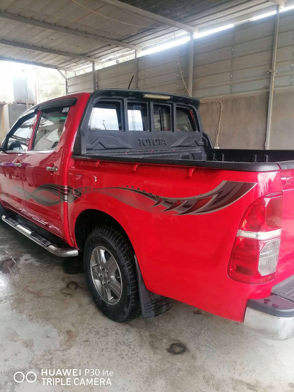 للبيع هايلوكس كويتي موديل ٢٠١٣ شاصي ١٩ رقم بغداد دولي السياره مكفوله من الصبغ المحرك مامفتوح كير اوتماتيك بيها تعديل بارد قليل اثر رصعات السعر ٢٠٨ وبيها مجال للاستفسار *********** مكان السياره تكريت
