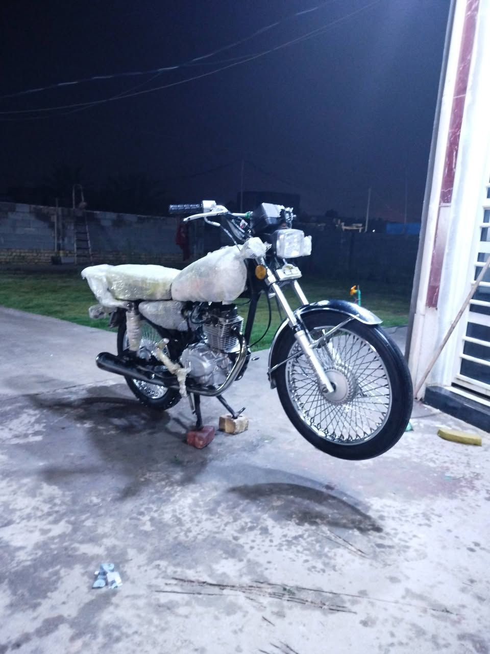 سلام عليكم 22 للبيع اوراقها ضايعه بيها بليته رقم شاصي دراجه مكفوله تانكي وسفحيان جديد كبرته جديده دراجه ما ناقصها شي  دراجه مكفوله كفله عمه السعر 450 وبي مجال  ترهم مروس‏‪0770 165 8371‬‏
