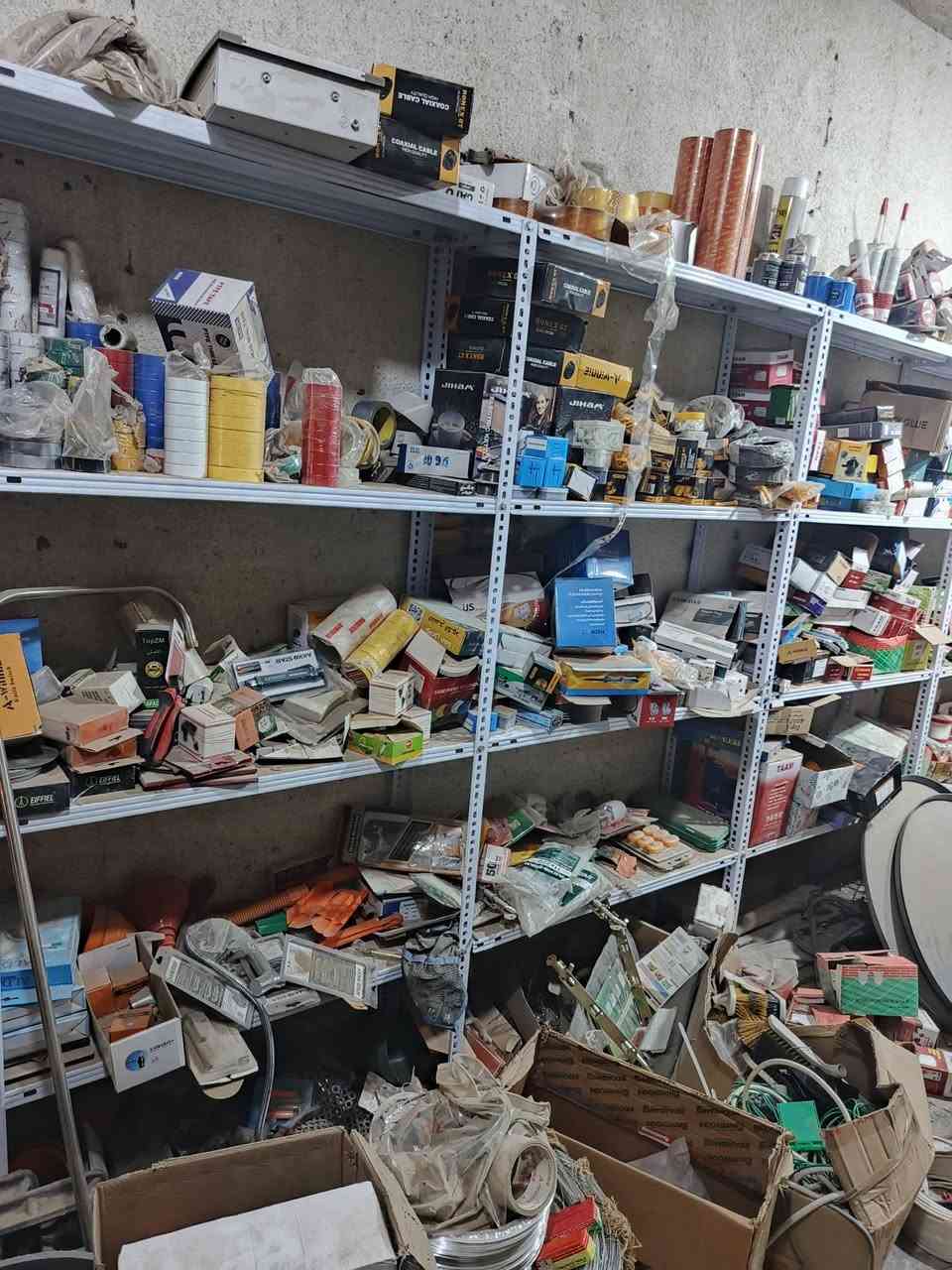 محل بلديه للبيع مسدد من البلديه ما عليه ديون موقع ومكان مميز على ثلاث شوارع في الحي العسكري الناصريه مركز مقابل روضه عبد الله الرضيع. شارع المدارس ثلاثه عرضه وسته طوله للبيع مع المواد انشائيه كهربائيات مع الرفوف والسبليت الاختيار المشتري المحل واحد او الاغراض وحدها او الاثنين معا البيع                        الجاد يتصل ***********
