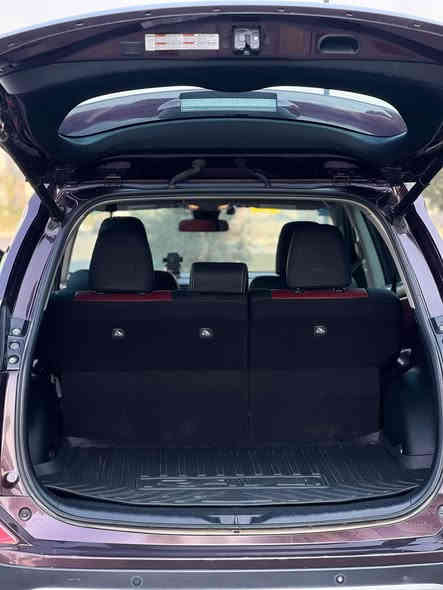 السلام عليكم 
راف فور للبيع
2018 XLE
فول مواصفات 
ماشيه ٦٥ الف كليو 
حادثهه حافه البنيد وخشم الجاملغ 
ايرباك استرين 
صوره الحادث بل منشور 
السياره خير من الله مناقصهه اي شي  
تخم تاير جديد و منضومه زنون 
اللاستفسار ***********
مكان السياره العامريه 
السعر  188 وبيهه مجال بسيط
