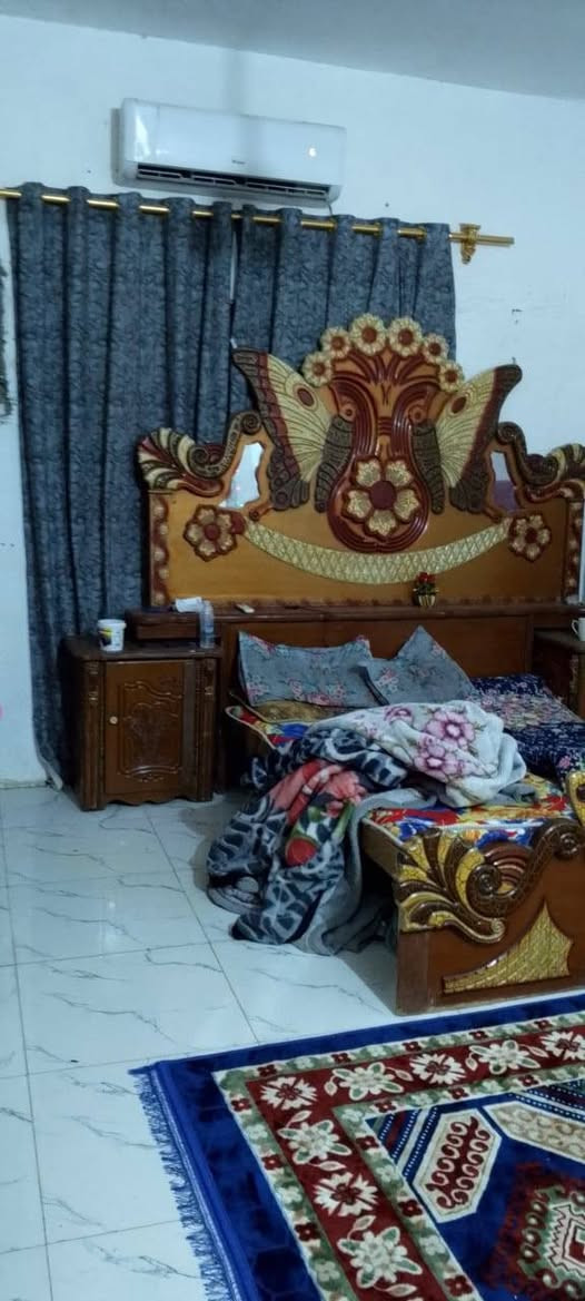 سلام عليكم بيت لبيع بل صخين مقبيل طاقه يم المدرسه ذات العلم مساحته ٤٢٥ متر الباء ٢٠٠ بيت مرتب غرفتين وصاله ومطبخ دوانيه وحمامات بيت كدامكم شراي يتصل *********** سعره مناسب جدان
