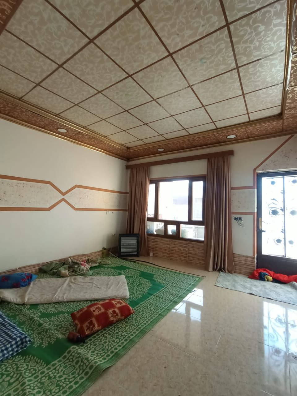 دار  للبيع ١٠٠ م طابقين ونص واجهه ٥م
للبيع 📌 
الطابق الاول كامل والطابق الثاني  والثالث بيه نواقص

 ط١ /   غرفة نوم  ▪️ استقبال ▪️ مطبخ ▪️صحيات ▪️كراج ▪️ درج داخلي
ط٢ / نفس الطابق الاول 
ط٣ /  غرفة وبيتونه

 كركوك 📌 قادسية ٢ منطقة ٤٩ قريب من الحصو والرمل 

   السعر📌  ٦٤ مليون

للاستفسار 📞  ***********
