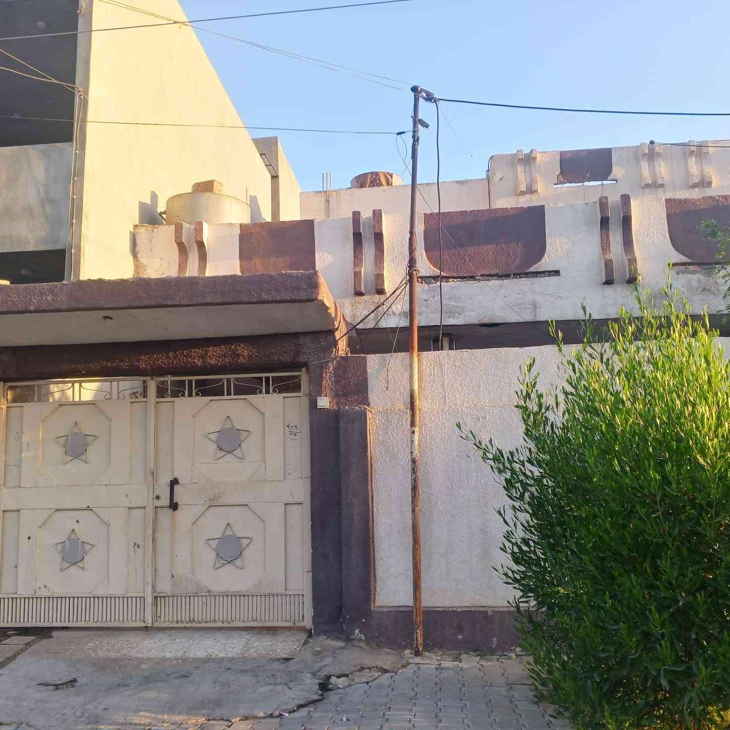 المساحة : 300 متر الواجهة 12متر  🏠

دار الطابقين  ....
الطابق اول (( مطبخ وهول غرفتين واستقبال وصحيات)) 

الطابق الثاني ((  مطبخ وهول غرفتين  وصحيات ))..

موقع الدار:  حزيران قرب مسجد حمزاوي 

💵💵السعر ع الاتصال 
***********
