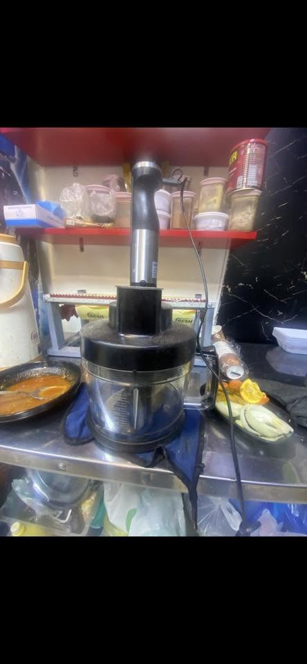 اغراض مطعم للبيع متكامل وسعر مناسب 
حمايه غاز   ٢٠٠ *٧٠
ميز تحضير ستيل ١٢٠*٩٠
طباخ اربع عيون ٢٠٠*٦٠
قلايه فلافل وبتيته ١٠٠*٦٠
ميز جلوس عدد١+ ٤كراسي 
 +مجمده 
ساحبه ٤٠*٤٠
***********
