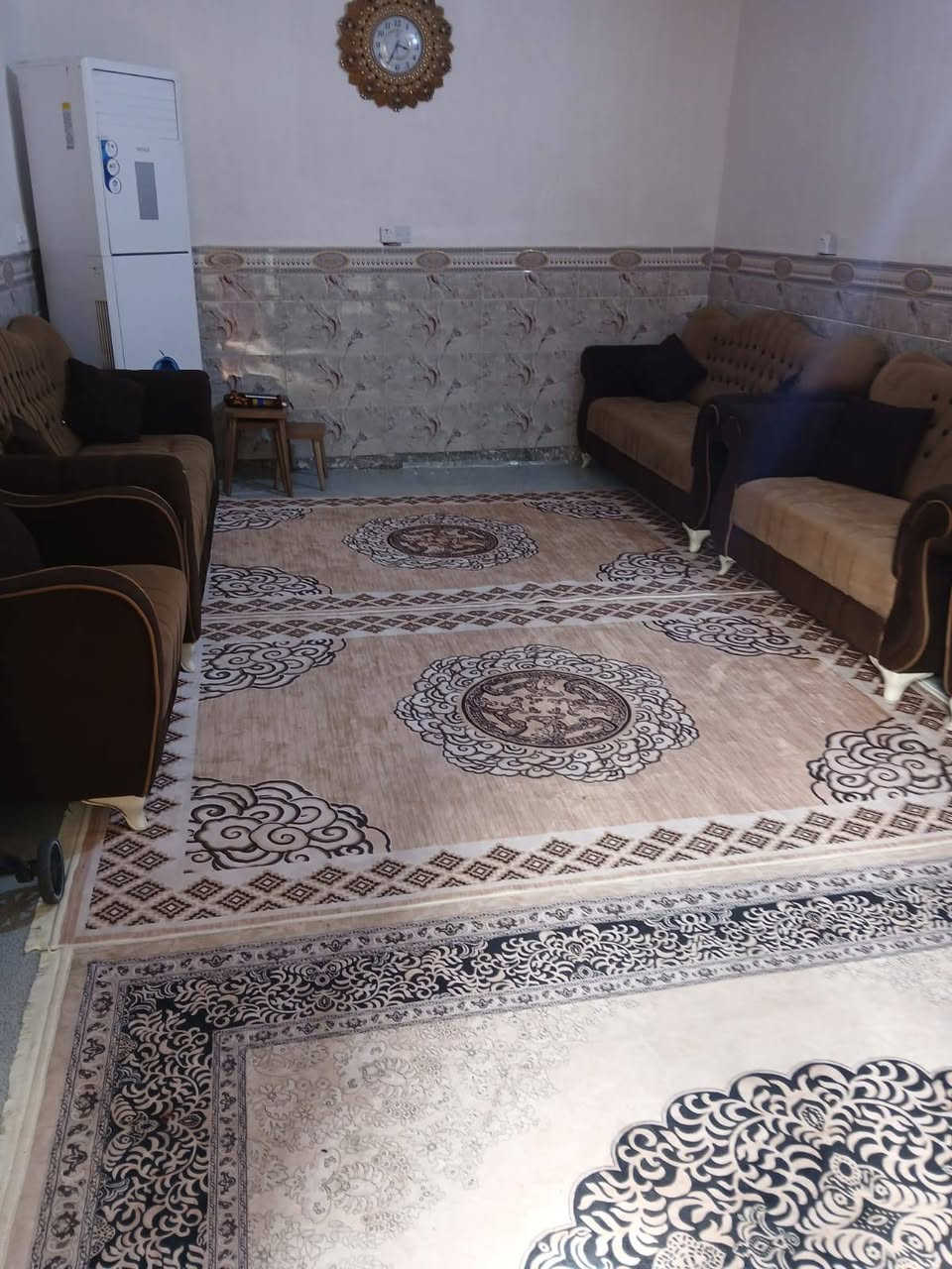 السلام عليكم هيكل للبيع طليطله طابقين يتكون الطابق الاول غرفه وستقبال وهول وصحيات داخليه وخارجيه ومطبخ حار وبارد كامل بي ماء وكهرباء ومجاري وجص وبورك وسيراميك ازاره والطابق الثاني ٣ غرف وحولي وبيتونه كما موضح في الصوره للستفسار ***********
