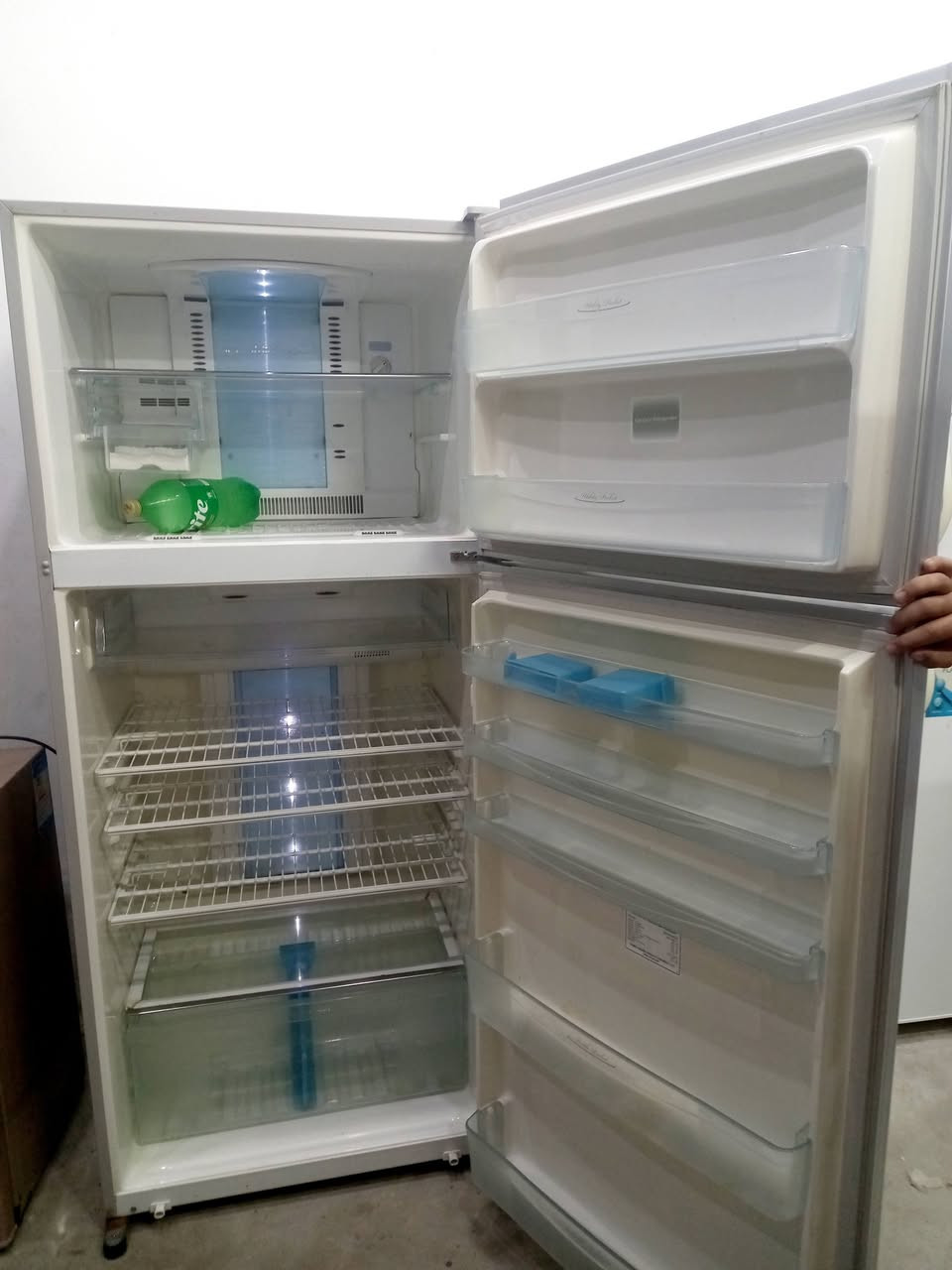 ثلاجه حجم ٢٢ بخاخ توشيبا نضيفه ١٠٠ بل ١٠٠ شرط تجميد فول سعر ٢٥٠ بي مجال تلفون وتساب ***********
