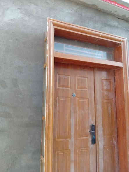 السلام عليكم 
باب خشب تفصال اصلي 
جرجوبه مالنه المنيوم 
باب كلش مرتب ونضيف 
مكاني ناصريه حي جوادين 
السعر (175) اوبيه مجال 
رقم الهاتف بيه واتساب 
‏‪0786 033 9770‬‏
