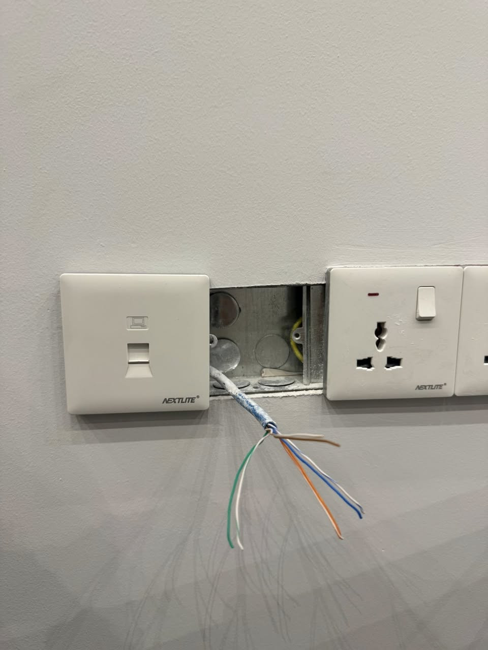 مرحبا 
اليومً تم إنجاز العمل المصرف الاهلي العراقي. 
تم تفيش. 40كيبل. إيثر نت 
طابعات 
كيو سستم 
كامرات 
متوفر. كادر تنصيب. البصره. 
***********
