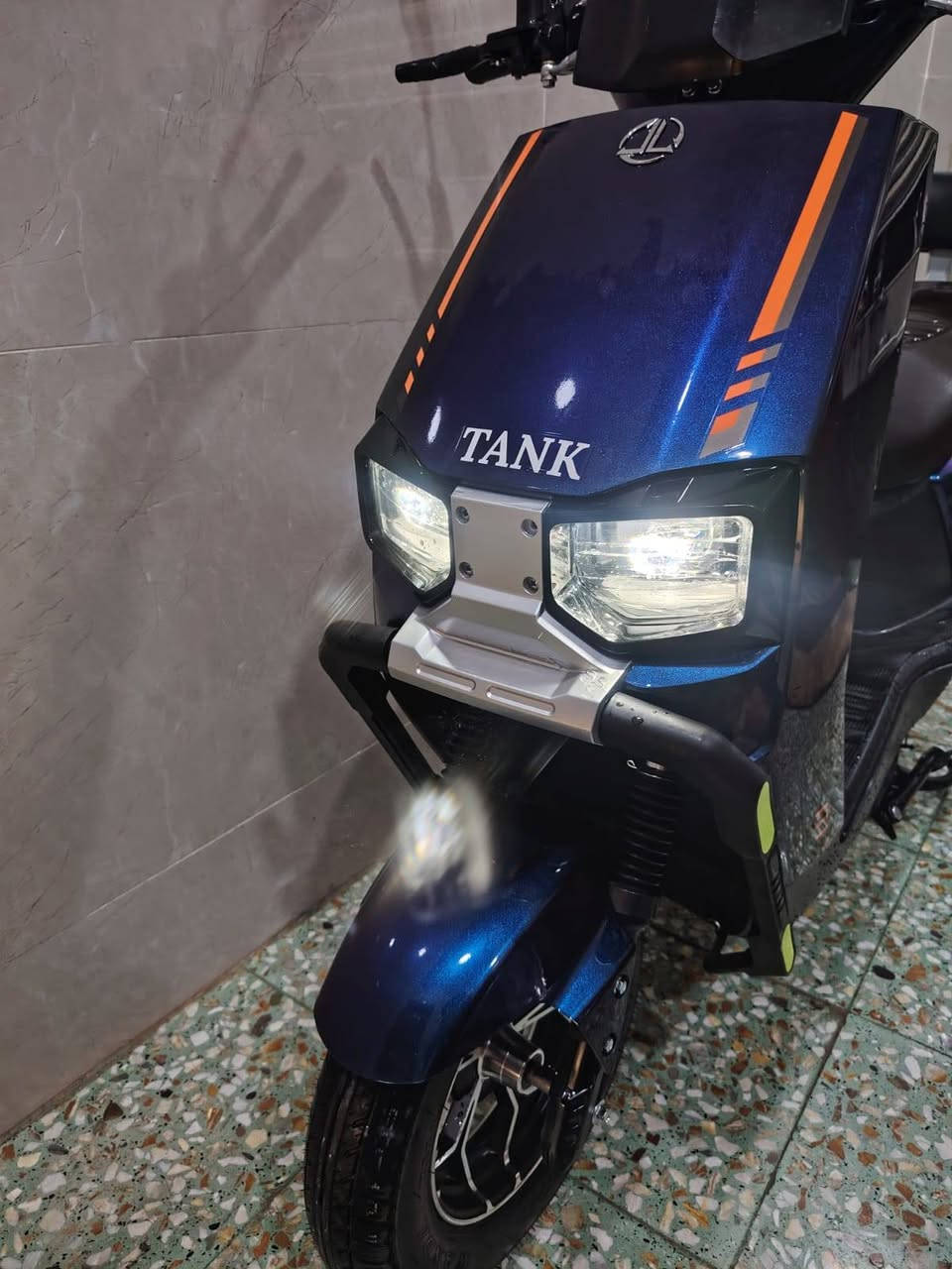 سلام عليكم دراجه سكنس موديل 2026 من شركه TANK..استعمال 20 يوم فقط 
6 بطاريات كبار ..
نظام 4 نمر ..
تشغل بصمة +قفل بصمه .
سرعه 99 .
نظام P.
نظام رجوع لخلف R.
دبل اشاره +لايت ثلجي .بلوثوت تحكم .
مكاني ابو غريب يم مجمع بدور بغداد السكني .
***********
*********** متوفر واتساب
