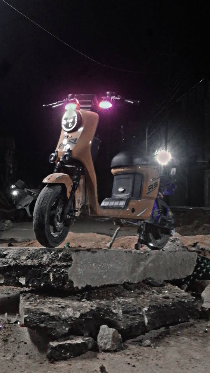 سلام عليكم  
دراجه شحن للبيع R9
دراجه عوزه عنبار بريك وره 
سرعته 60 
سعر 350 قليل 
رقم ***********
