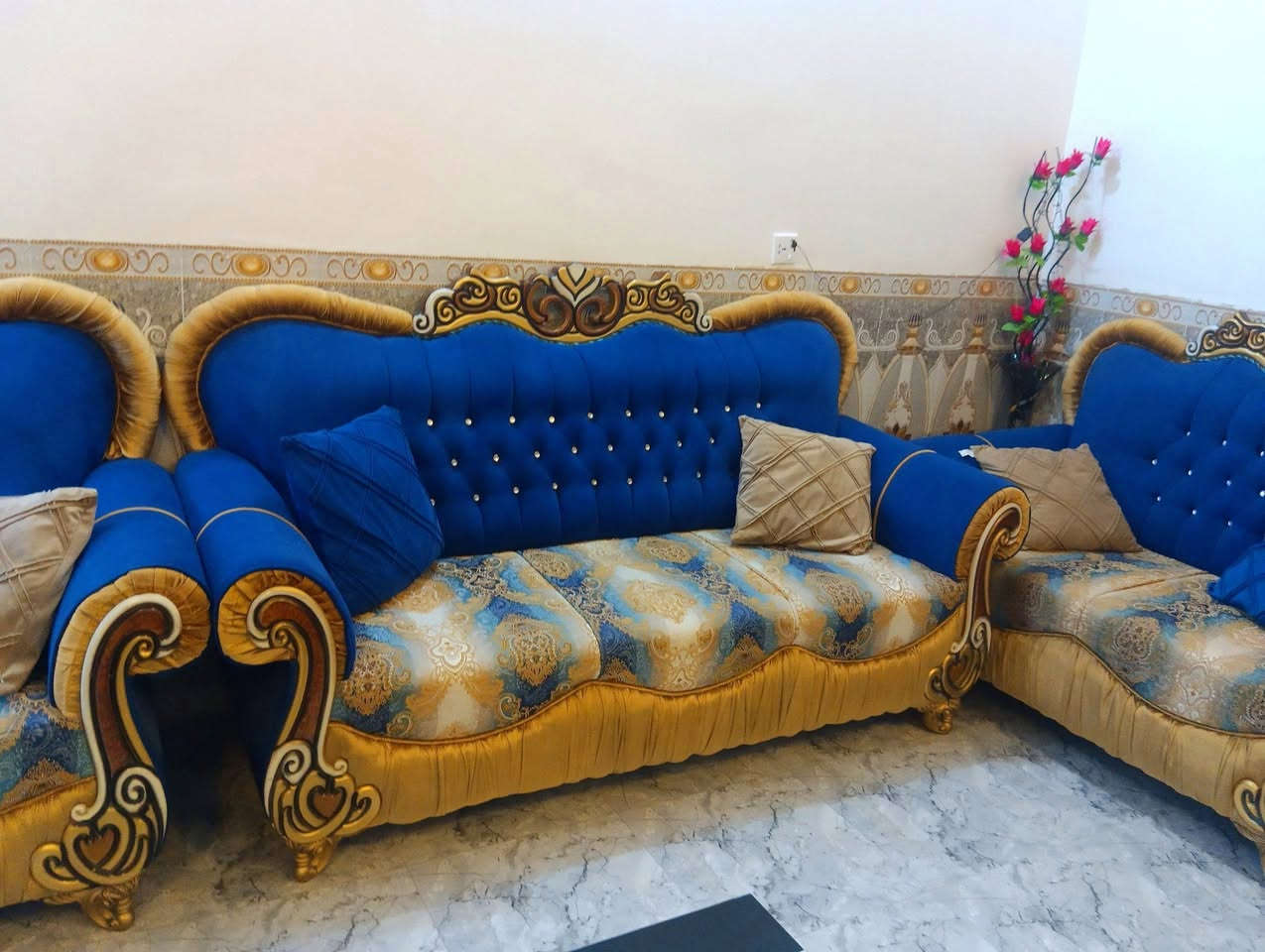 السلام عليكم عندي تخم ملكي 17 مقعد للبيع السعر 800 وبي مجال للاستفسار الاتصال ب***********
