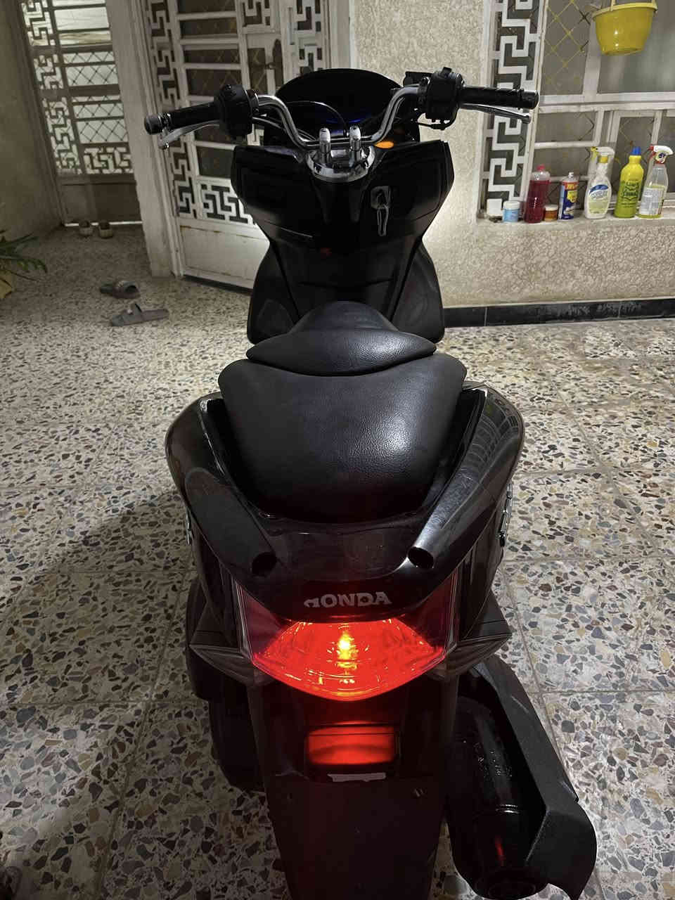 سلام عليكم PCX جيل اول ياباني JF
مكفوله من التاير للتاير كله بلادي كفر ومكينه
ماشيه 23 الف ☑️ 
حساس ستان ☑️ 
حساس زدحام ☑️ 
مواصفات 150 شوته طويله ☑️ 
كهربائيات كله شغاله الدراجه ربع مذب عليهة 
السعر 11ونص وبيه مجال مكاني الامين الثانيه
رقمي ***********.ماسنجر ممتواجد
