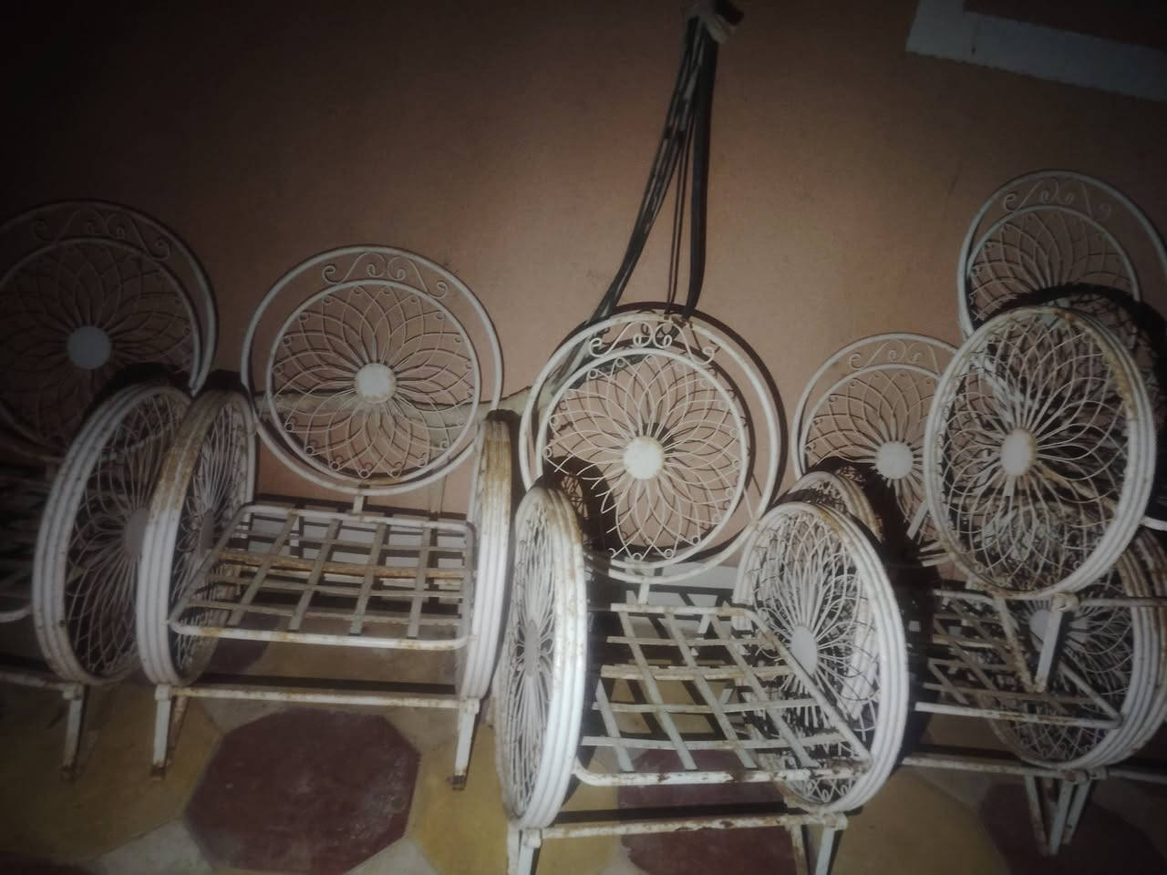 ميز وكراسي ٦ حديد بسعر 100وبي مجال ***********

