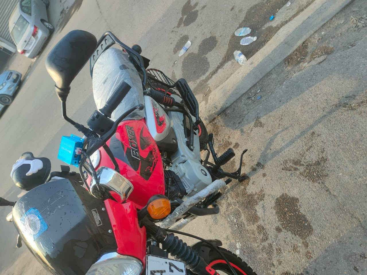 سلام عليكم 
دراجه بوكسر مرقم بأسمي مشروع وطني 
تتحول بأي مكان موديل 21 لون احمر كفاله عامه جيب فيتر وافحص ماشيه 18 الف حقيقي دراجه حلوه ونضيفه 
سعرها مليونين وميه وبيها مجال للطيبين المكان بغداد شارع حيفا 
***********
