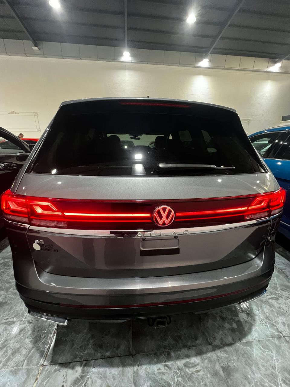 للبيع فولكسفاغن أطلس كروس سبورت فئة SE  
موديل 2025  
رقم الشاصي: 1V2WR2CA4SC509041  

المواصفات:  
• فئة SE  
• SUV بنزين  
• محرك 4 سلندر تربو 2.0 لتر، 269 حصان  
• نظام دفع رباعي (AWD)  
• عدّاد: 17 ألف مايل  
• شاشة 12 بوصة وسطية، شحن لاسلكي، نظام IQ.DRIVE للأمان  
• مقاعد جلد صناعي V‑Tex، مدفّأة وتهوّية  
• تكييف ثنائي المناطق  
• دخول وتشغيل بدون مفتاح  

الحالة والملاحظات:  
• صبغ الجاملخ الأيسر  
• صبغ بس ربح بونيد  
• سيارة دخول جديد  
• موقع السيارة: دهوك، رقم كاتي  
• تگدر تترقم شمالي  

السعر: 280$  
وبها مجال  

📞 للاستفسار: *********** -  ***********
