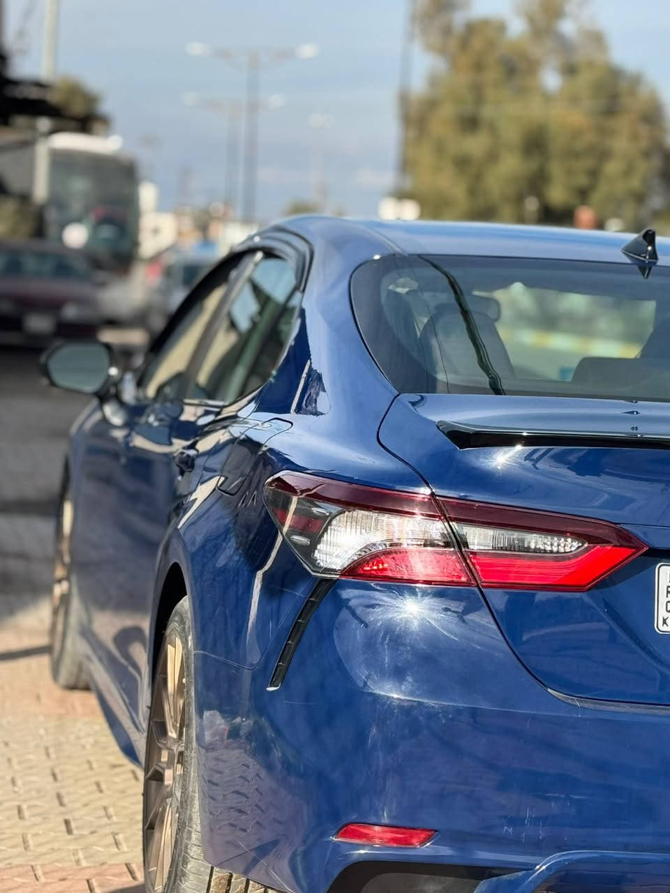 سلام عليكم للبيع فقط  تيوتا كامري رقم أربيل 
سنوية جديد بسمي   دفتر بانزين موجود 
موديل ٢٠٢٣ فئة seبلاك توب وارد كندي
محرك اربع سلندر بانزين 
مواصفات كشن جلد نقط عميه رادار جانبي 
بصمة    لون مميز نيلي 
سيارة جاهز من كل نواحي 
ضرار : قطعتين صبغ بدون دواخل ( چاملغ سايق +باب سايق).   بچم كبس    خلفي كبس 
سيارة ماشية٥٠ ميل 
سيارة بدون مصرف دينار واحد ما تصرف عليه 
محرك كير صدر تايرات كل شرط
رقم موبايل *********** 
مكاني كركوك سعر ٢٢٠$ بي مجال
