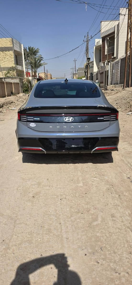 السلام عليكم هونداي سوناتا موديل 2025 ماشيه 5000 كيلو حادثها مثل ماواضح بالصور بدون تبديل صبغ بنيد وشبر من الجاملغ الامامي بسمي بدون رقم ارباك استيرن للإستفسار *********** /// ***********
