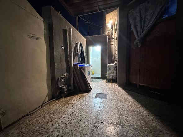 بسم الله الرحمن الرحيم         

          #دار_للبيع

موقع الدار :  حي الحكم
____________________________________
#المساحه : ١٣٥ م 

#تفاصيل_العقار ::
 بناء طابقين يتكون الطابق الاول من براني مع صاله مع مطبخ مع غرفتين مع صحيات داخليه و خارجيه 
بناء الطابق الثاني غرفه مع صاله
____________________________________

#السعر_الدار:   ١١٨ مليون دينار مع مجال

____________________________________
#من يرغب بعرض عقار مراسلتنا  على الرقم وتساب
 ***********  و  ***********   
وارسال جميع التفاصيل والمعلومات صور العقار مع موقع العقار 

🏘مكتب البركة للعقارات حي العسكري مقابيل كراج حي العسكري
