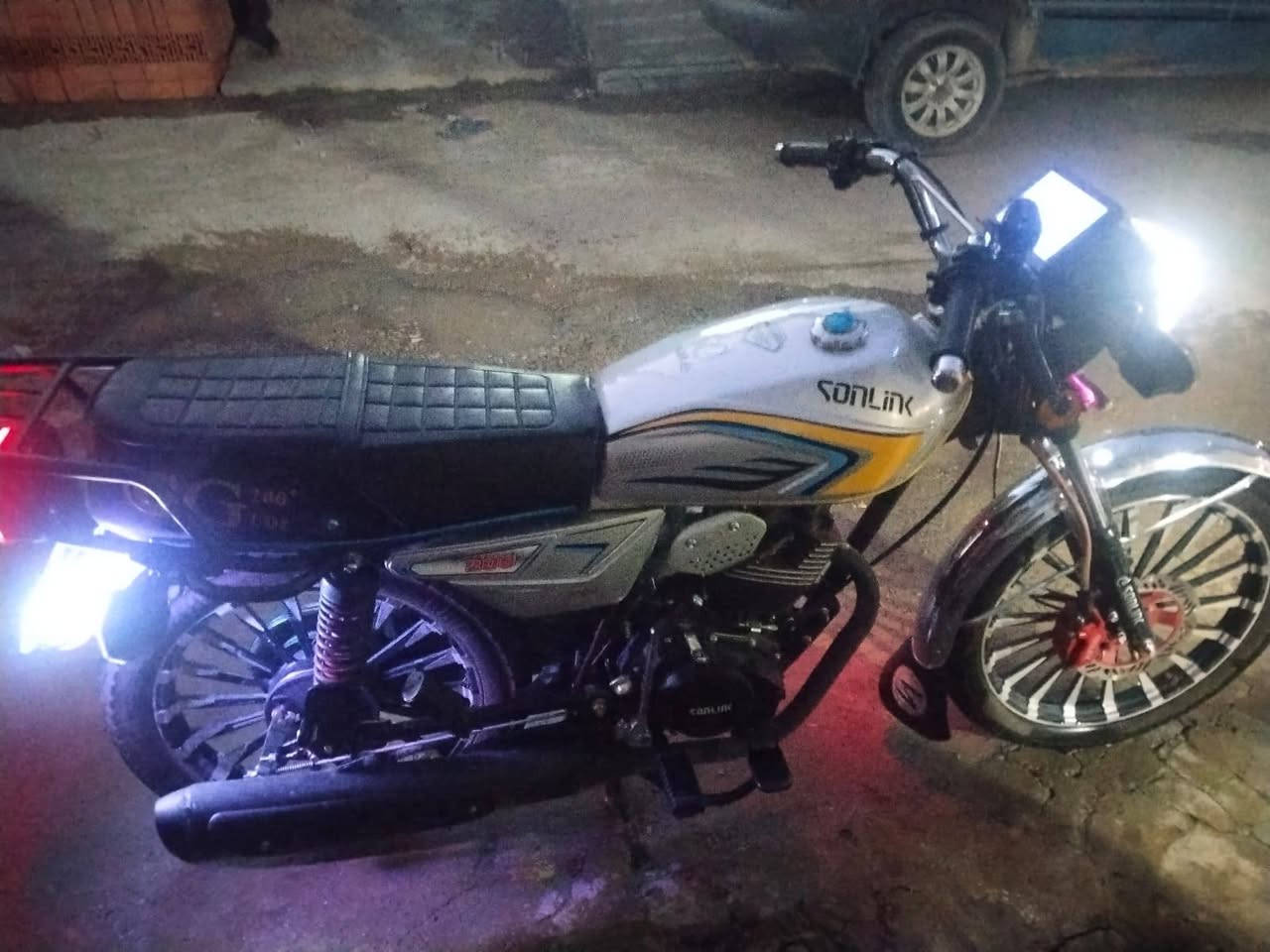 دراجه سيفان
موديل 25 
ما بيها اي نقص 
مكينا 200 cc 
السعر 900 ومبيهه مجال لطيبين
***********
