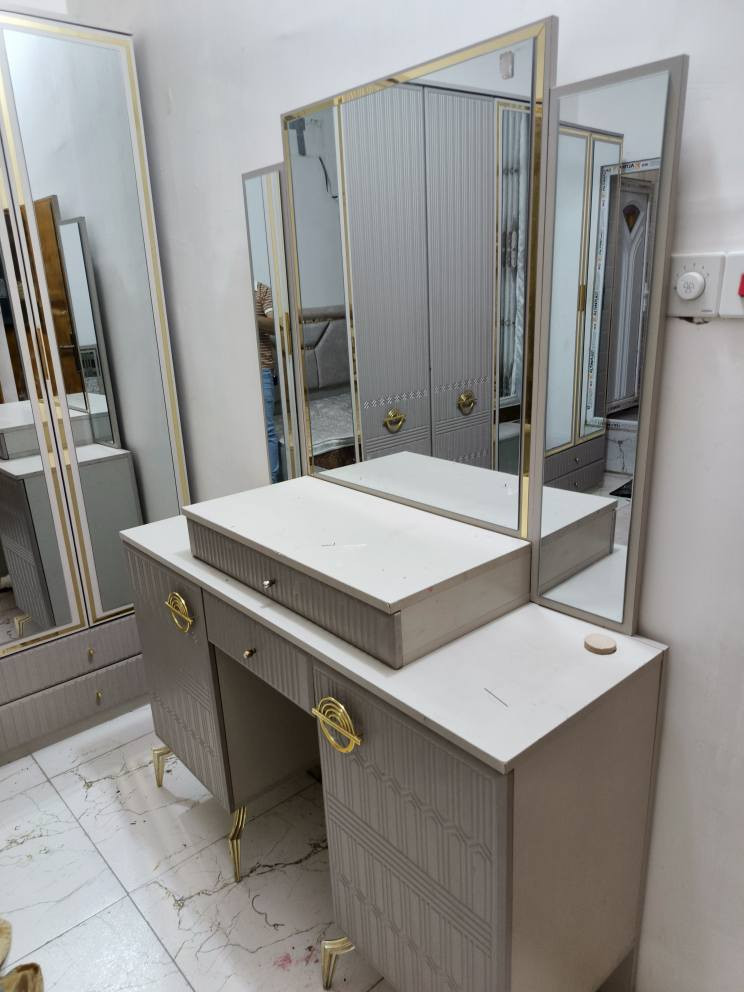 غرفه اخشاب تركيه نضيفه جدا بعد بيه مير مام صوره وشازلونه يعني 8 قطع حاليا مفتوحه سعره 525 وبيه مجال للشراي الاستفسار *********** مكاني كربلاء كربلاء, العراق
