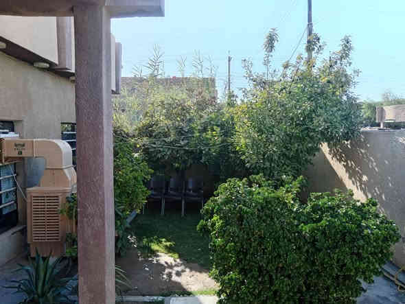 دار للبيع ابوغريب النصر والسلام مساحته 200متر غرفتين 🛌صاله استقبال مطبخ حمام وعندك حدايق داخل السياج وخارج السياج ارضيه بورسلين كامل سند جديد بأسم راعي البيت شارع عريض خدمات كامله عالي عن الشارع السعر 110 وبي مجال للأستفسار اتصال أو مراسله واتساب ***********
