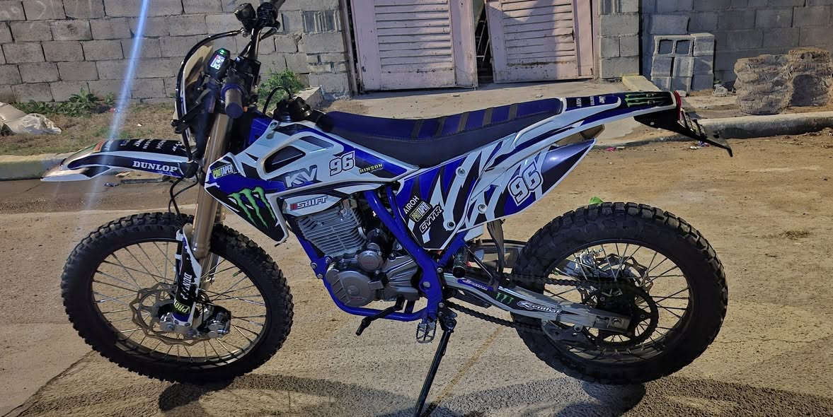 سلام عليكم قفاز SRX موديل 2025حجم المكينه ٣٠٠ الدراجه خير من الله شلعه معدل الدراجه نضيفه انضف من الصور بهواي
تجي تشوف بعينك وحله من الصور بعد للاستفسار ***********واتساب
